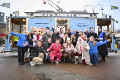 Julklappsvagnen 2025, gruppbild ambassadörer, personal Ringlinien och personal Göteborgs Stadsmission. Foto: Fredrik Aremyr