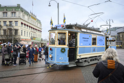 Julklappsvagnen 2025. Spårvagn modell äldre parkerad på Drottningtorget för insamling av julklappar. Foto: Fredrik Aremyr